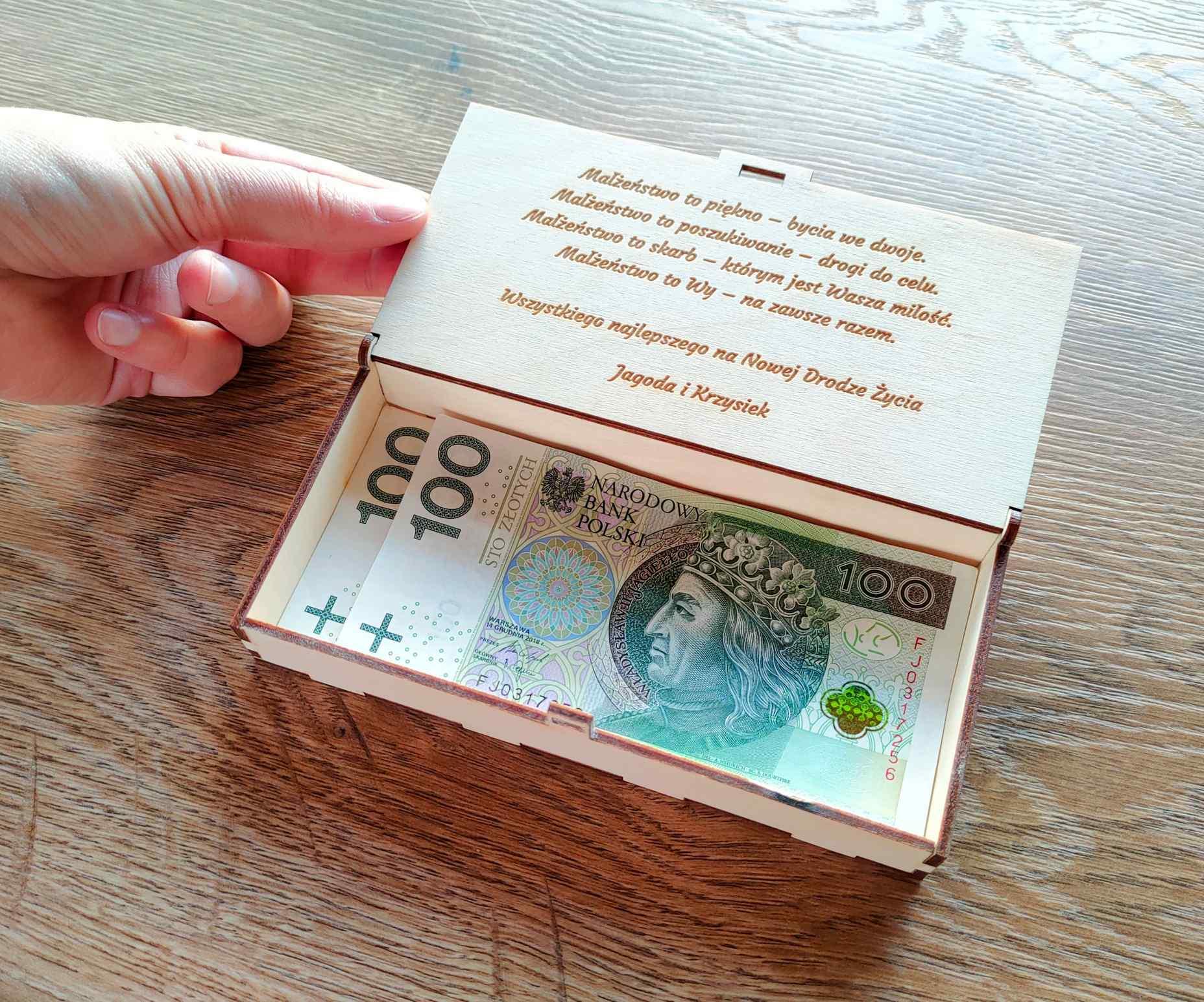 Drewniane pudełko na pieniądze z grawerem – wyjątkowy prezent ślubny Wzór1 3